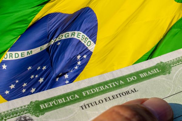 Bandeira Brasileira e Título de eleitor - eleições 2022